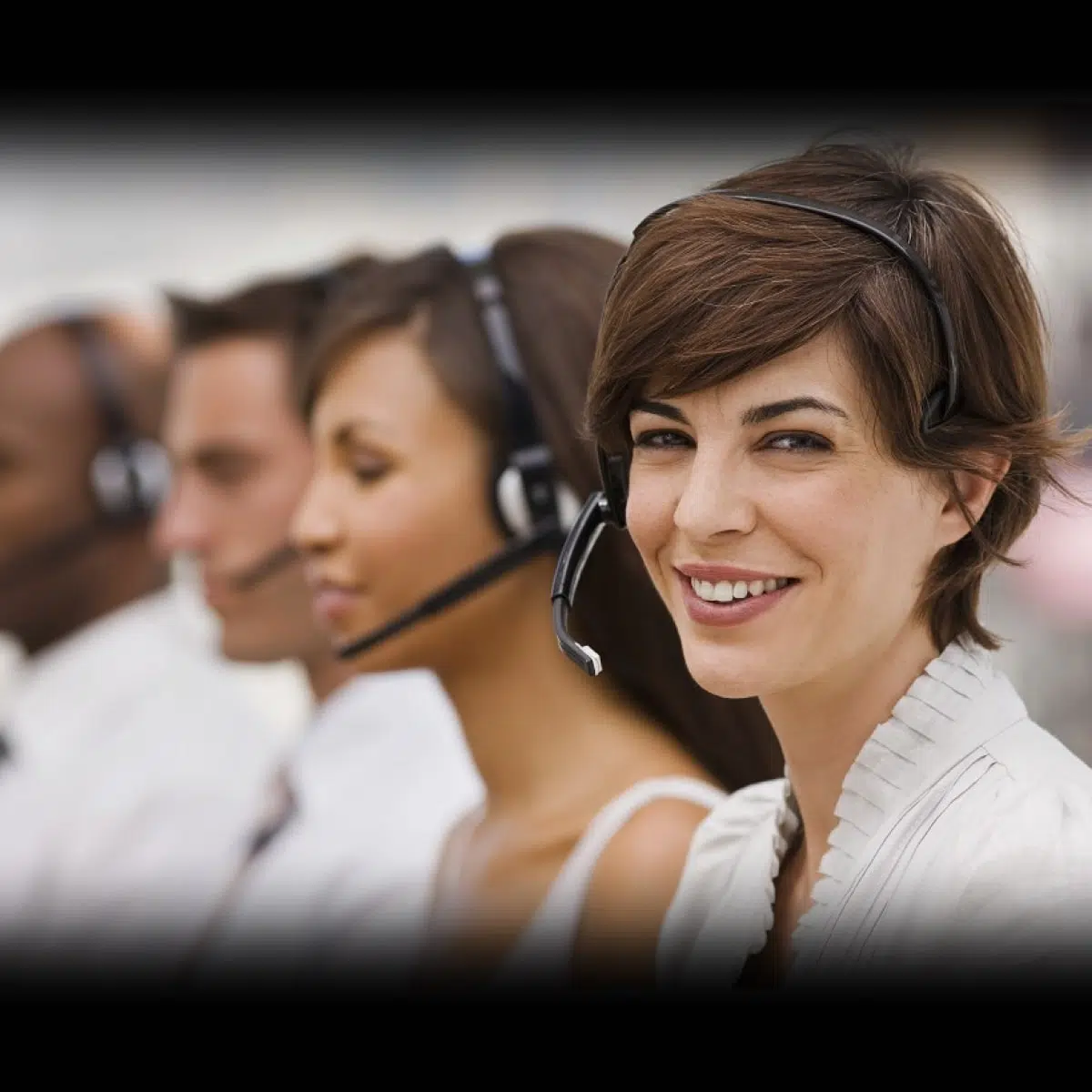 Переводчик синхронист. Переводчица синхронист. Переводчик человек. Синхронная переводчица. Interpreter me.